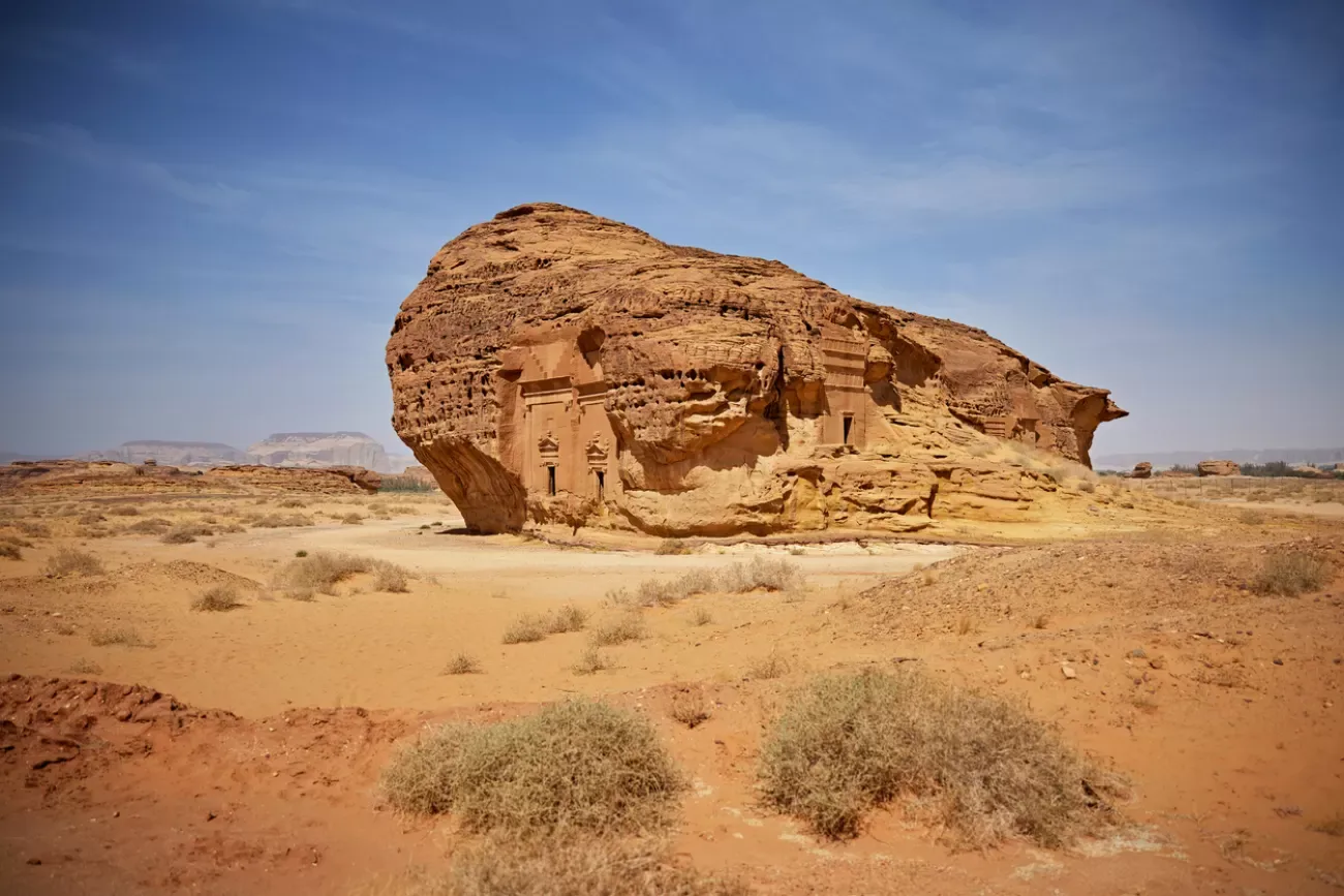 Jabal Al-Ahmar Guide 2025: Exploring Saudi Arabia's Majestic Red Mountain