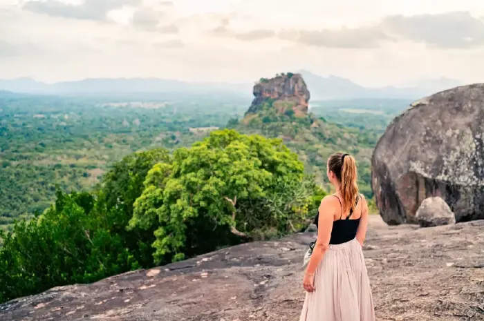 Hombre y mujer compartiendo un momento durante una caminata en Sri Lanka