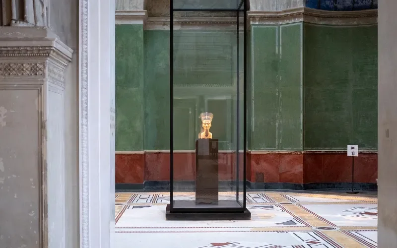 Buste de Néfertiti exposé dans une vitrine au Neues Museum de Berlin