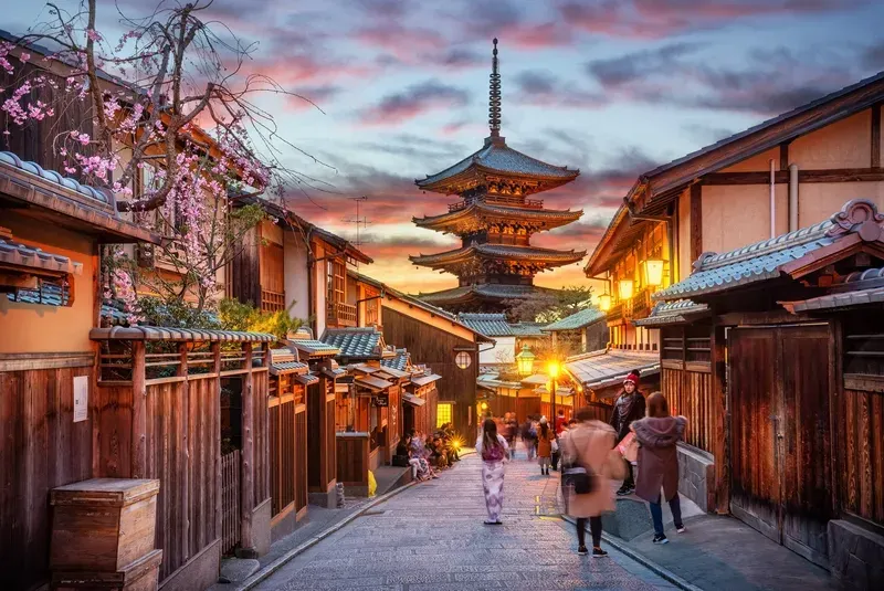 pagode-yasaka-ao-por-do-sol-visto-de-uma-rua-tradicional-no-bairro-de-higashiyama-em-Quioto