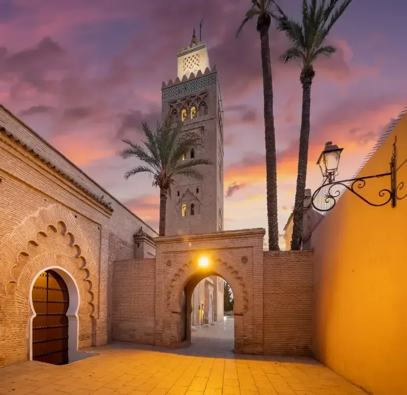 minarete-iluminado-da-mesquita-de-koutoubia-com-portao-arqueado