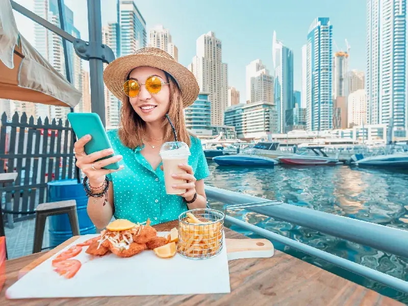 Comida Típica de Dubái: 12 Platos Imperdibles | Guía 2026
