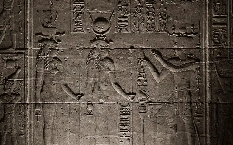 Façade du temple d'Abou Simbel dédié à la reine Néfertari au coucher du soleil