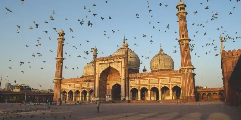 primeros-rayos-del-sol-iluminando-la-mezquita-jama-masjid-en-vieja-delhi-india