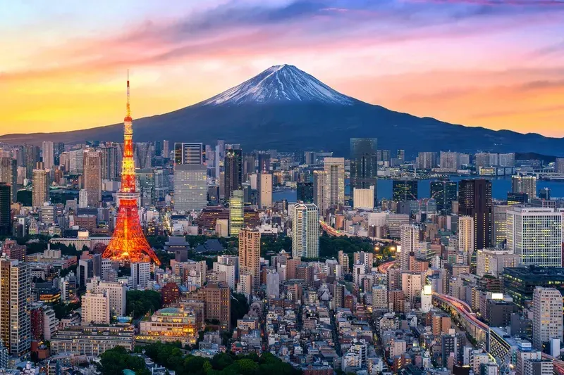torre-de-toquio-iluminada-com-monte-fuji-ao-fundo-durante-o-por-do-sol