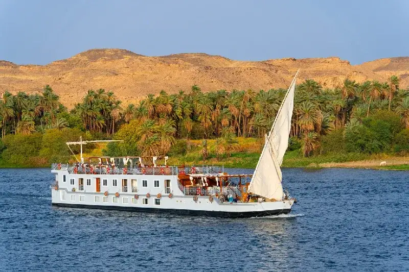 Ausflugsboot auf dem Nil in Luxor, Ägypten.