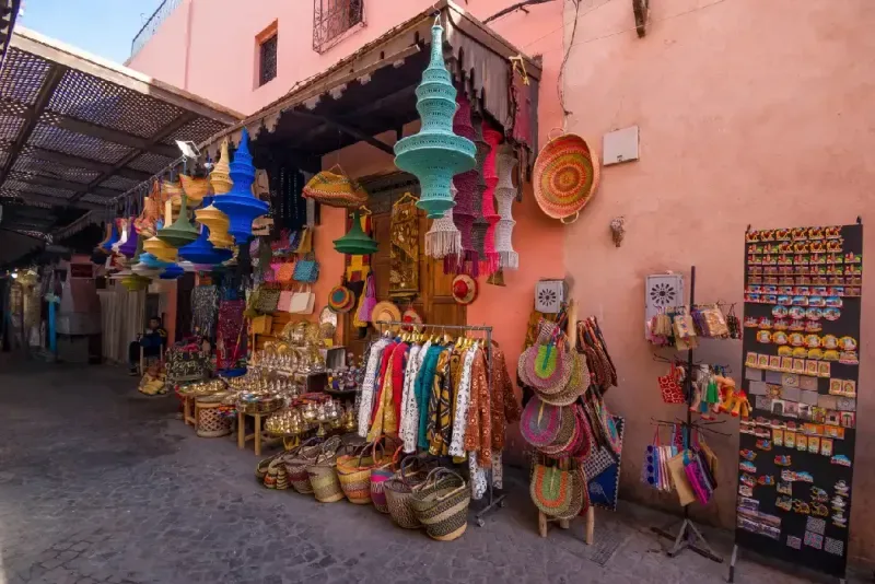 Un vibrante puesto de mercado callejero en la medina de Marrakech