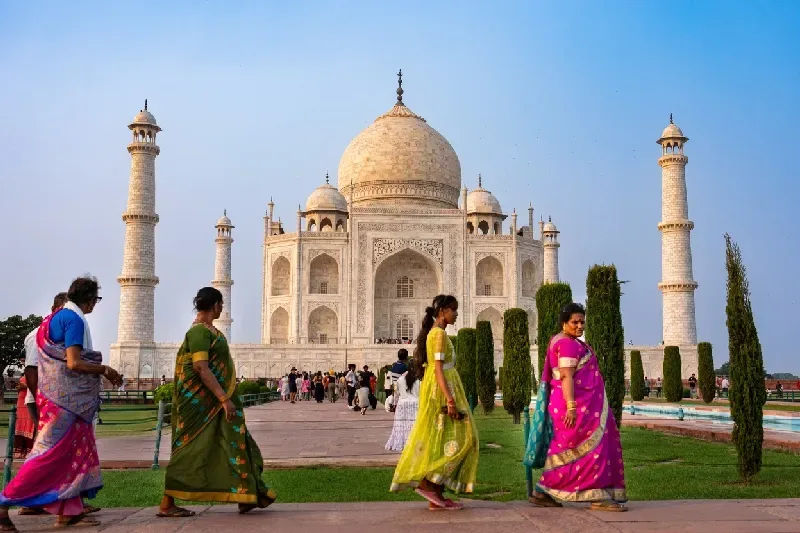 Indische Menschen besuchen das Taj Mahal.