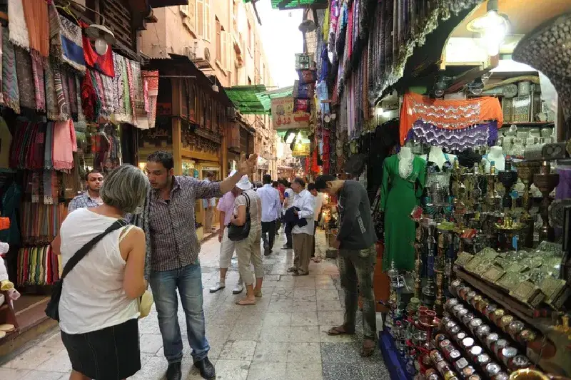 Tourist beim Einkaufen auf dem Khan-el-Khalili-Markt in Kairo