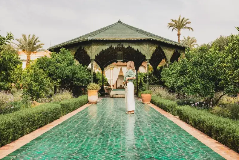 Mujer con ropa casual en jardín de Marrakech