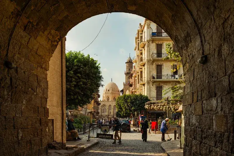Historischer Qalawun-Komplex in der Al-Muizz-Straße bei Nacht, Kairo