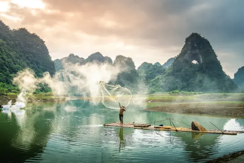 Pescadores faenando en un río en la montaña Thung en Tra Linh, provincia de Cao Bang, Vietnam.