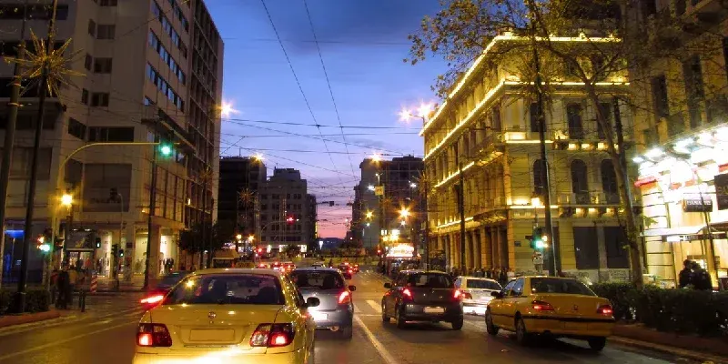 plaza-omonia-en-el-centro-de-atenas-durante-el-atardecer