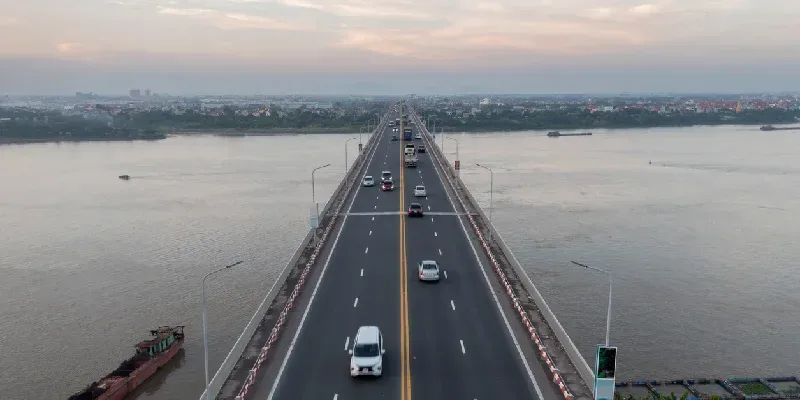 Puente Thang Long cruzando el río Rojo en Hanói, Vietnam.