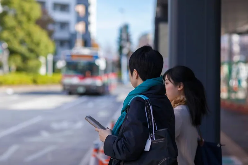 Due donne giapponesi aspettano l'autobus