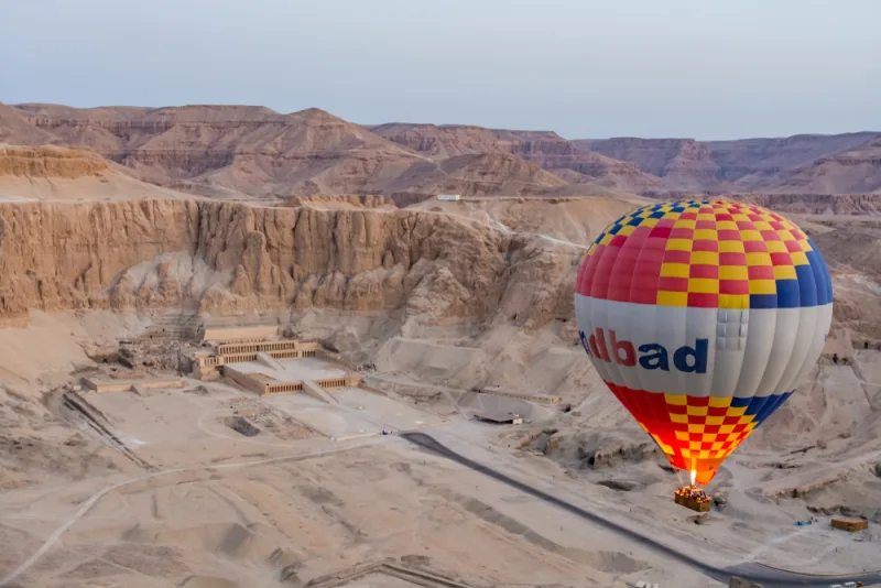 Balões sobrevoando a margem oeste de Luxor ao nascer do sol