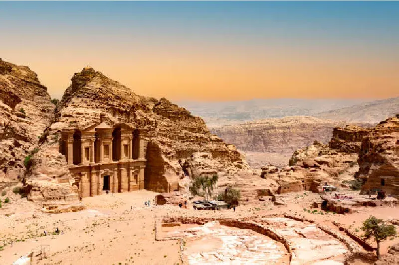 Das Kloster Ad Deir in der antiken Stadt Petra bei Sonnenuntergang, beeindruckende Felsarchitektur der Nabatäer in Jordanien