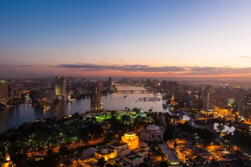 Panorama der Nacht Kairo von der Spitze des Kairoer Fernsehturms