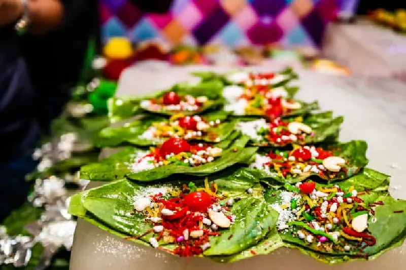 Eine Auswahl von Banarasi Paan (gewürzte Betelblätter) in einem Geschäft ausgestellt, mit unscharfem Hintergrund und Fokus auf den Blättern.
