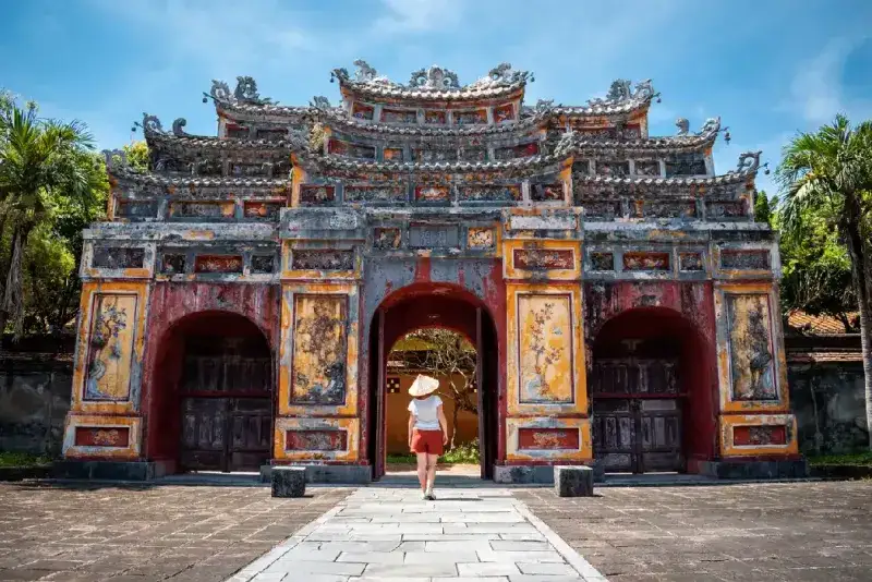 joven-mujer-recorriendo-el-interior-de-la-antigua-ciudad-imperial-de-hue-vietnam