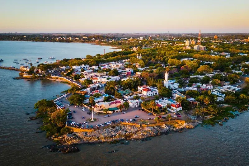 Luftaufnahme der Altstadt von Colonia del Sacramento mit dem historischen Leuchtturm bei Sonnenaufgang über dem Río de la Plata in Uruguay