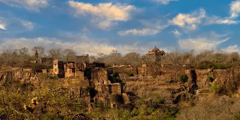 Fuerte de Ranthambore y parque nacional, famoso por los tigres y otra fauna salvaje.