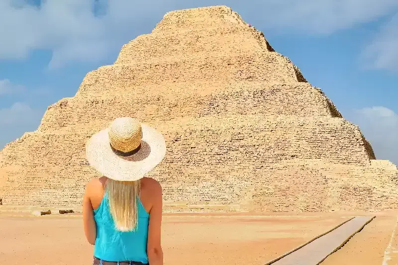 Donna davanti a La Piramide Djoser, Saqqara Egitto