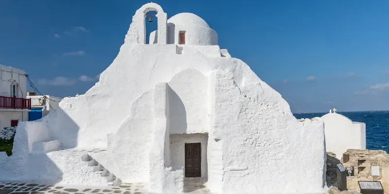 la-iglesia-de-panagia-paraportiani-una-de-las-estructuras-arquitectonicas-mas-famosas-de-grecia-en-la-isla-de-mykonos-grecia
