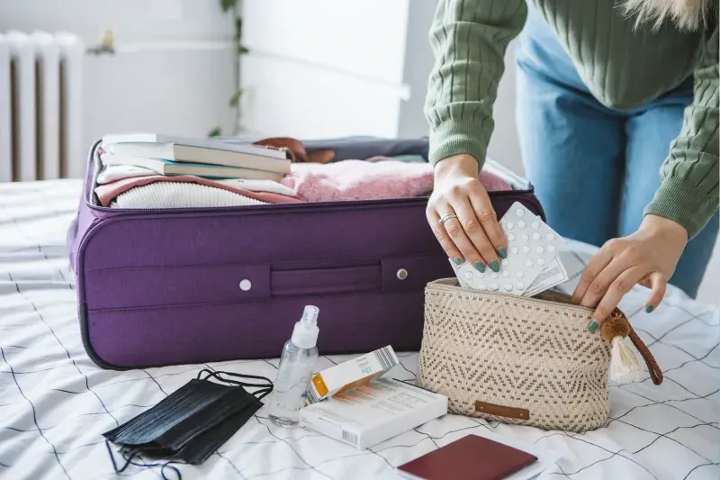 Koffer packen für den Urlaub mit Kleidung, Reiseutensilien und Accessoires – Vorbereitung für die Ferien