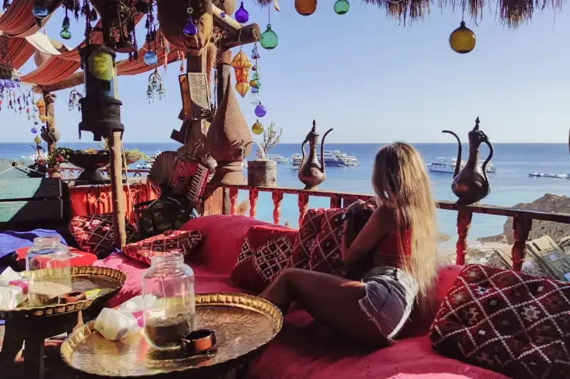 sharm El Sheikh: una giovane donna si rilassa all'interno del suggestivo Farsha Cafè