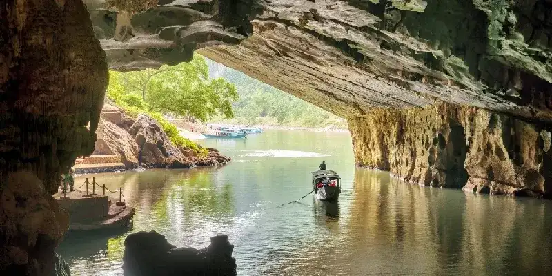 Vista panorámica del río Son desde la cueva Phong Nha.