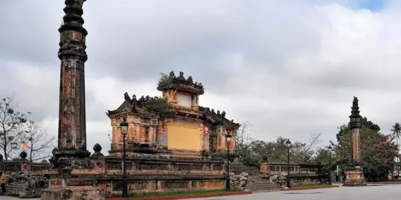 Monumento a los Soldados Caídos (Primera Guerra Mundial) en la avenida Le Loi, Hue, Vietnam.