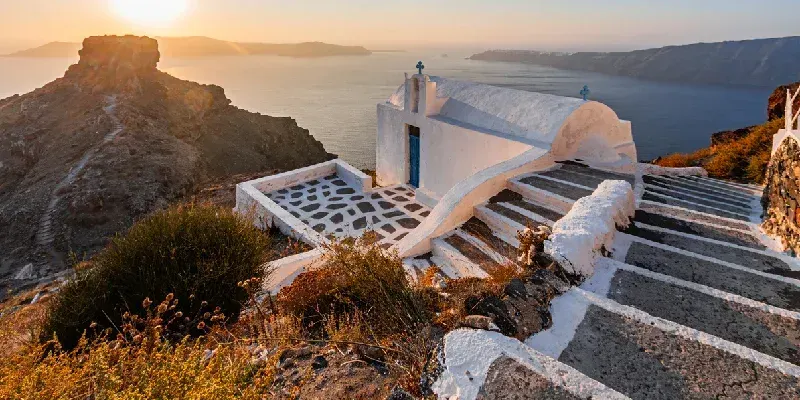 iglesia-blanca-cerca-de-skaros-rock-en-imerovigli-sobre-la-caldera-de-santorini-al-atardecer