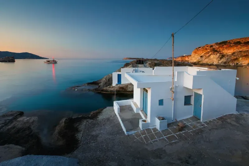 Casas de botes en el pueblo pesquero de Goupa en la isla de Kimolos, Grecia.