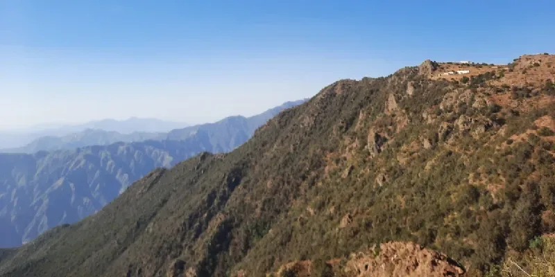 Vista de las montañas de Jabal Sawda en Asir, Arabia Saudita, mostrando laderas y vegetación escénica