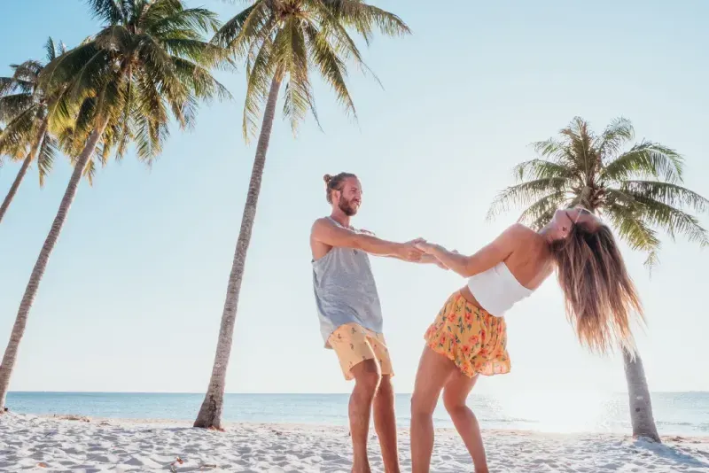 Pareja joven relajándose en una playa de Vietnam.