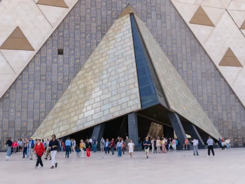 Turisti davanti al Grande Museo Egizio