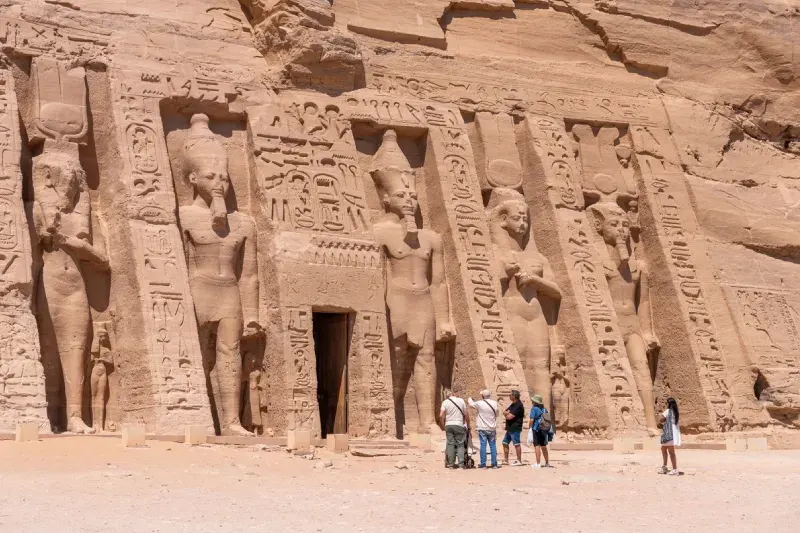 Turisti davanti al Tempio di Nefertari