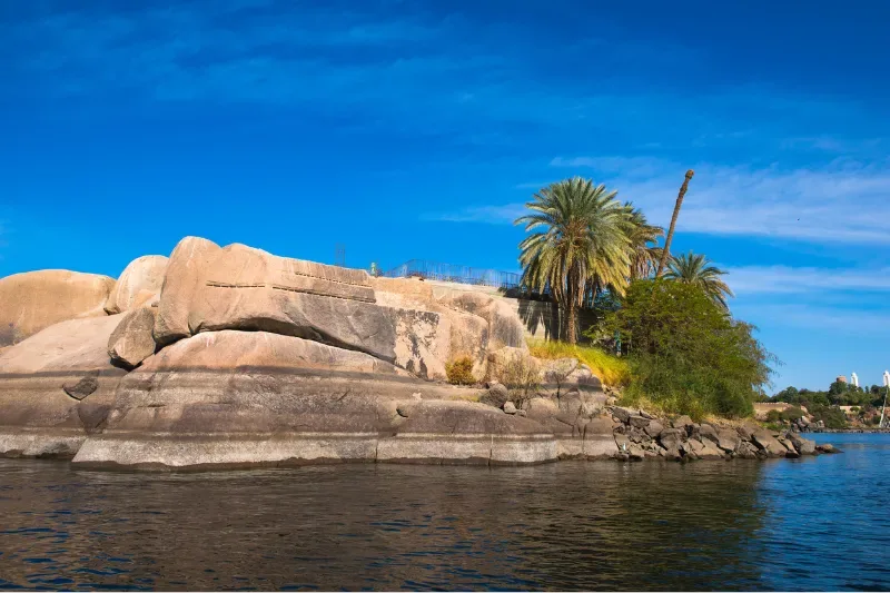 Felsen und Natur am Nil in Ägypten.