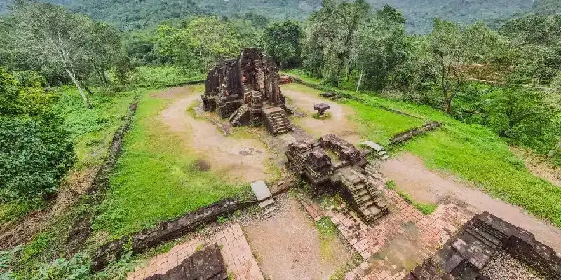 Ruina de templo del complejo My Son, Vietnam.