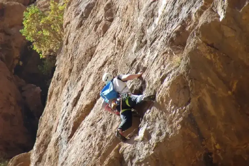 Escalador practicando escalada en las Gargantas del Todra, Marruecos.
