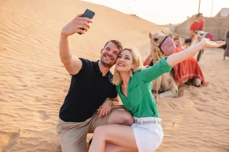 Pareja disfrutando de un viaje en Egipto durante un tour privado en Egipto