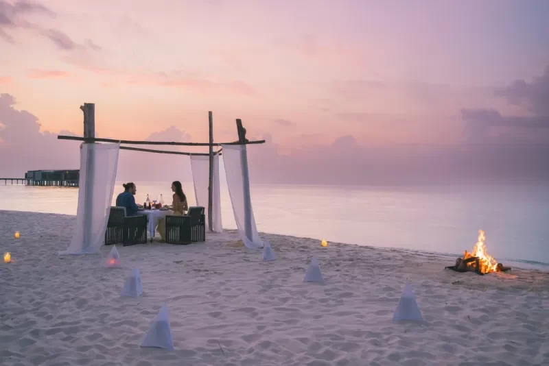 Cena romántica para una pareja junto al mar
