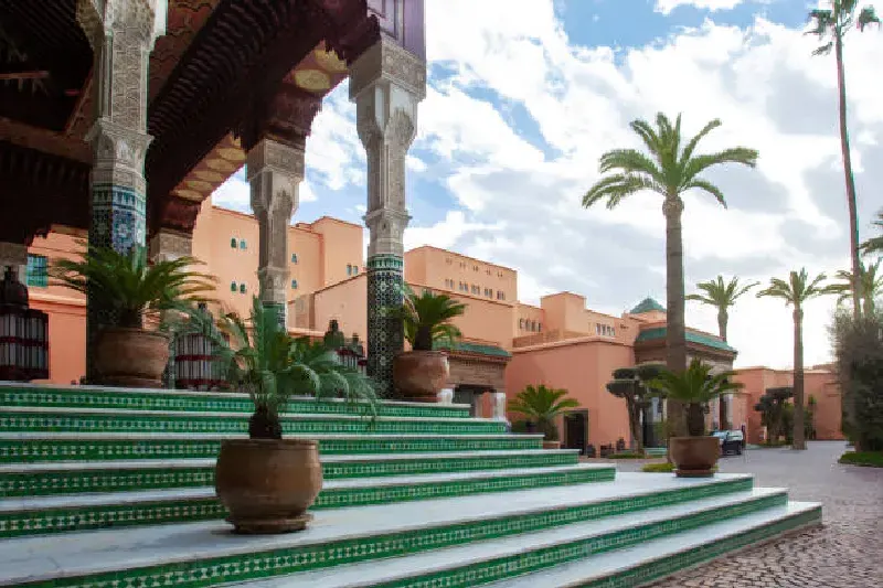 Innenraum mit traditionellen marokkanischen Fliesen an Wänden und Boden in Marrakesch