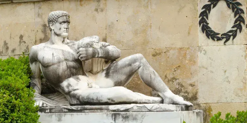 estatua-del-guerrero-tespio-en-termopilas-grecia
