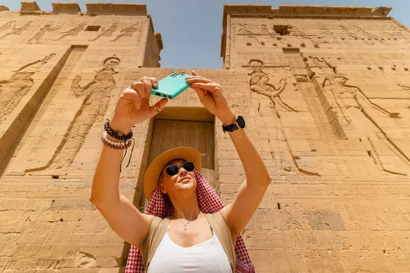 Una Donna Scatta un Selfie nel Tempio di Philae
