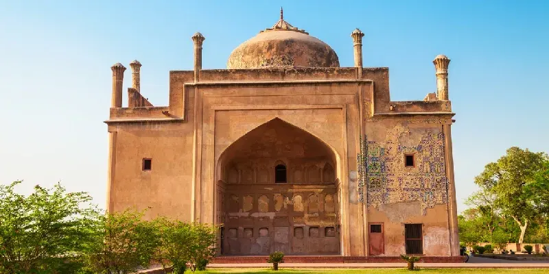 Chini Ka Rauza es un monumento funerario o rauza en la ciudad de Agra, Uttar Pradesh, India.