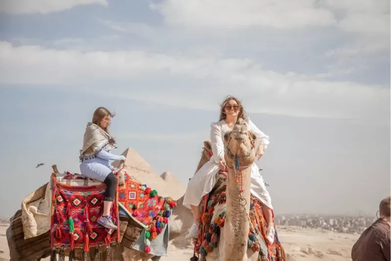 Duo Donne sul Cammelli alle Piramidi, tour deserto egitto