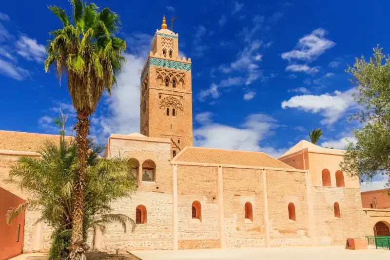 minarete-da-mesquita-koutoubia-com-palmeira-e-ceu-azul