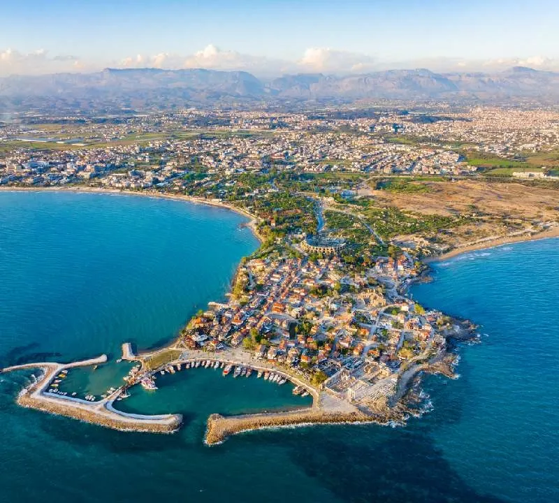 Vista aérea deslumbrante da cidade antiga de Side em Antalya,
